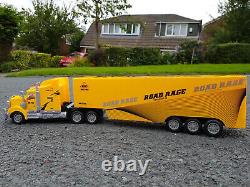 Camion américain gros et lourd jaune télécommandé de 49 cm de long sur route